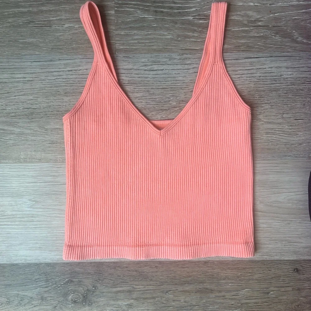 Bella Seamless cropped Coral Ribbed V-Neck Tank Top - Picture 3 of 8